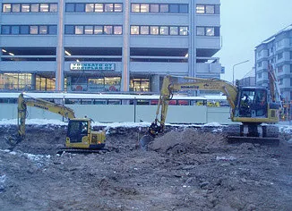 kaivuutöitä rakennuksen pihalla