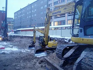 Komatsu-kaivinkoneet työmaalla