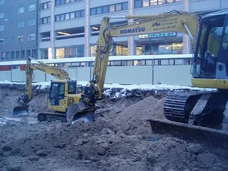 Kaksi kaivinkonetta maanrakennustöissä